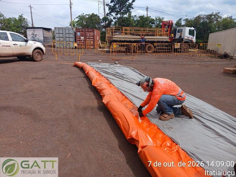 Colaborador da GATT instalando barreira de contenção com EPI completo