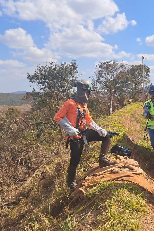 Colaborador da GATT equipado para acesso por cordas em talude