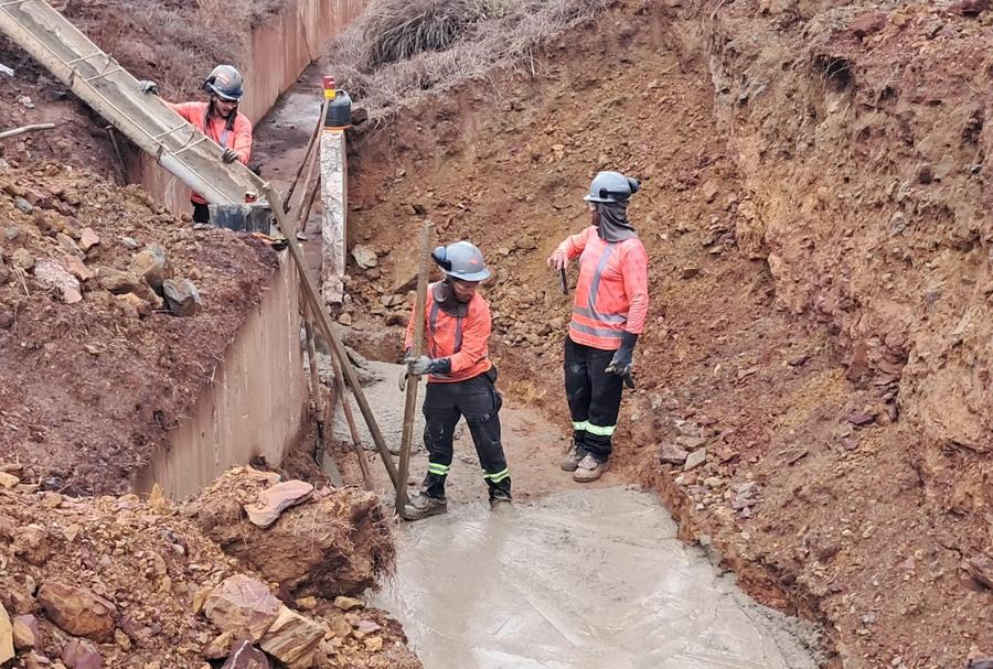 Equipe da GATT concretando canaleta de drenagem